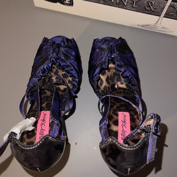 New Betsey Johnson Rare Purple Floral Peep Toe Platform Wedges with Leopard Sole - Picture 7 of 10